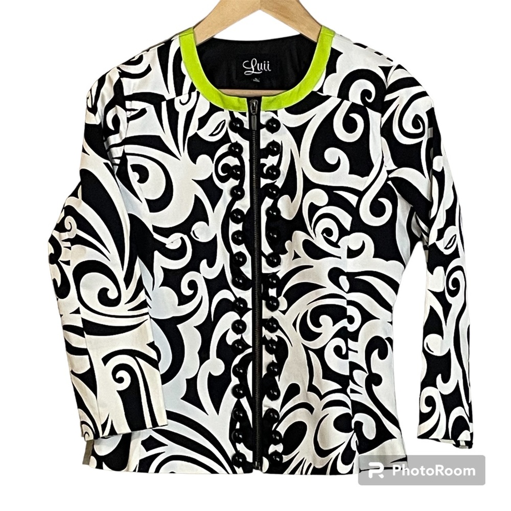 Luii Black and White abstract print short full zip jacket. 3/4 sleeve. Women’s S